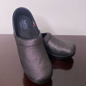 Sanita Vegan Mauve Iridescent Clogs Size 6.5/7